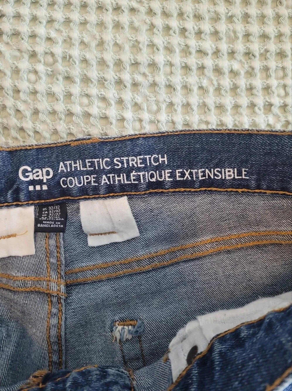 GAP Athletic Stretch Jeans Size 32x32 Medium Indigo Wash Comfort Fit Denim